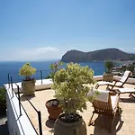 House With Garden And Sea View In * 리파리