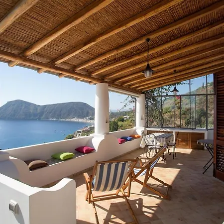House With Garden And Sea View In Vakantiehuis *