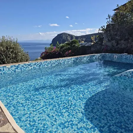 Vakantiehuis House With Garden And Sea View In Lipari (Isola Lipari)