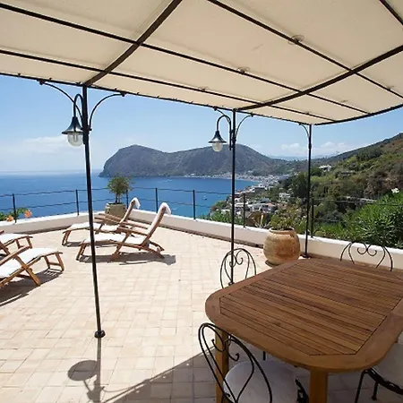 House With Garden And Sea View In Hébergement de vacances *