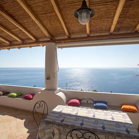 House With Garden And Sea View In Semesterbostad
