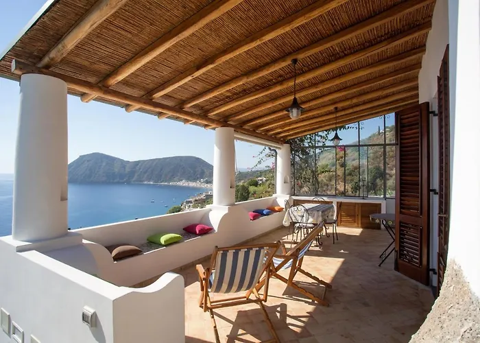 House With Garden And Sea View In Casa vacanze *